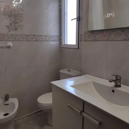Проживание в семье 27-3- КОМНАТА с БАЛКОНОМ в квартире Аликанте для 5 человек *